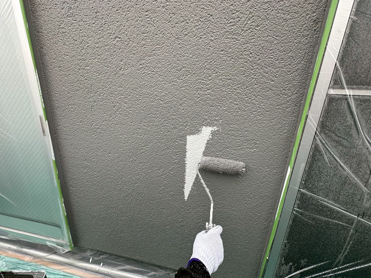 白い下塗りの上に、グレーの中塗り