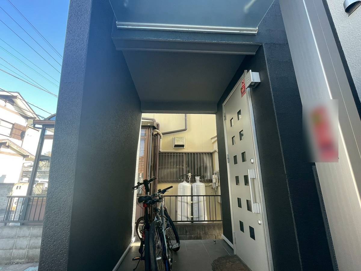 施工後の玄関まわり。両側とも濃いグレー
