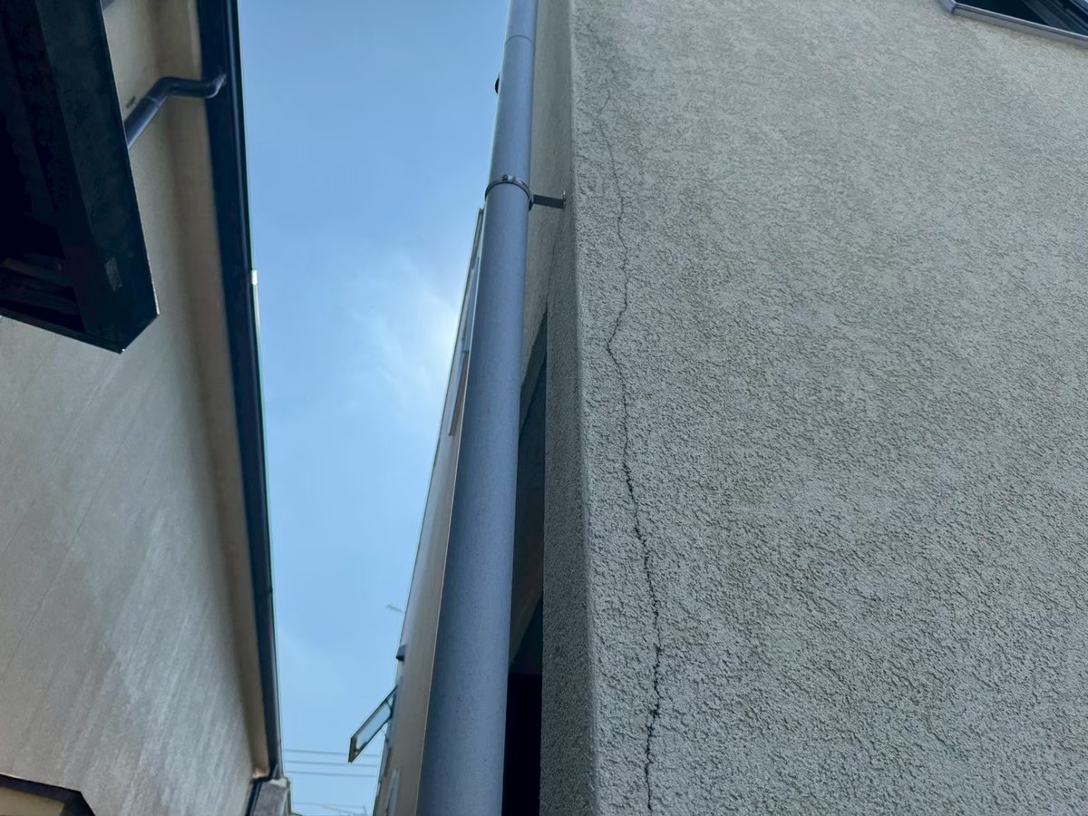 外壁 / 見上げた所のひび割れ(施工前)