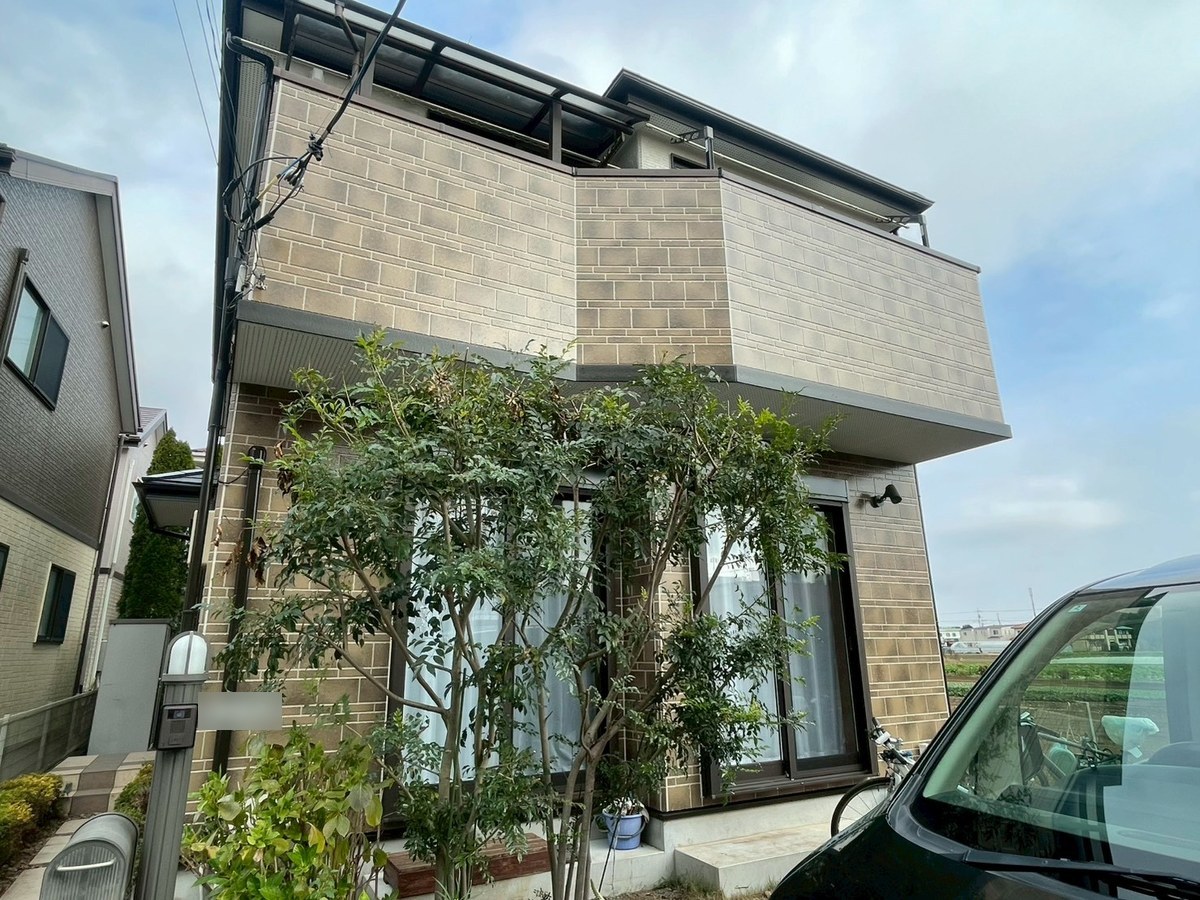 施工後の庭側の外観。1階のレンガ調はそのまま、2階は白系