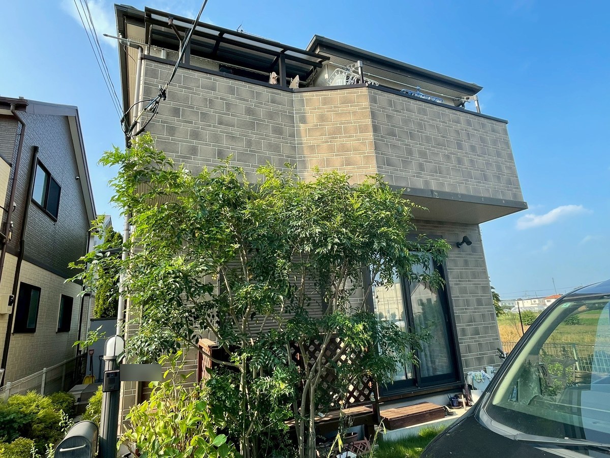 施工前の庭側の外観。バルコニーの下にレンガ調の1階