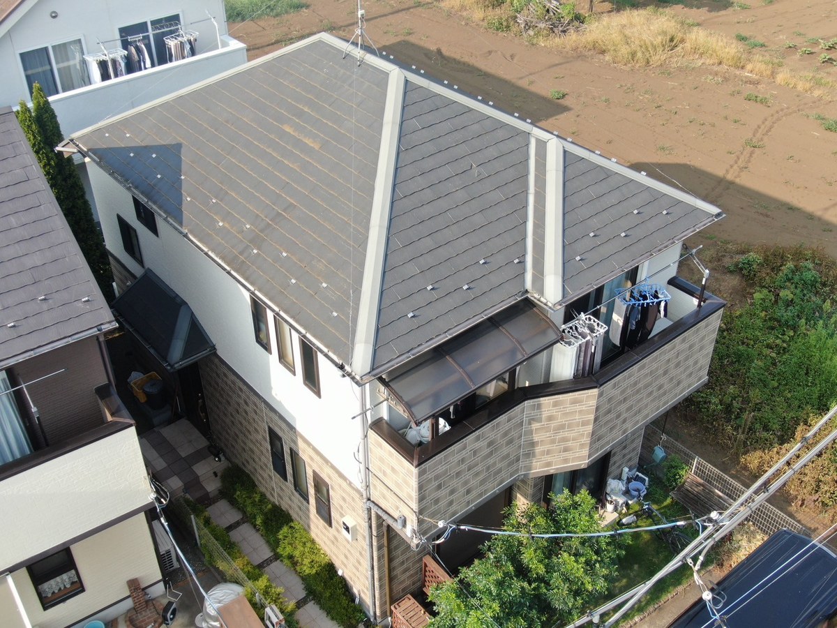 施工前の家全体（ドローン・斜め上から）。屋根に太陽光パネルは無い