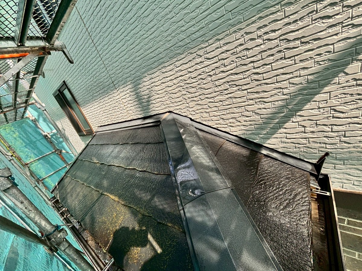 高圧洗浄 / 下屋根・外壁 / 下屋根（洗浄前）