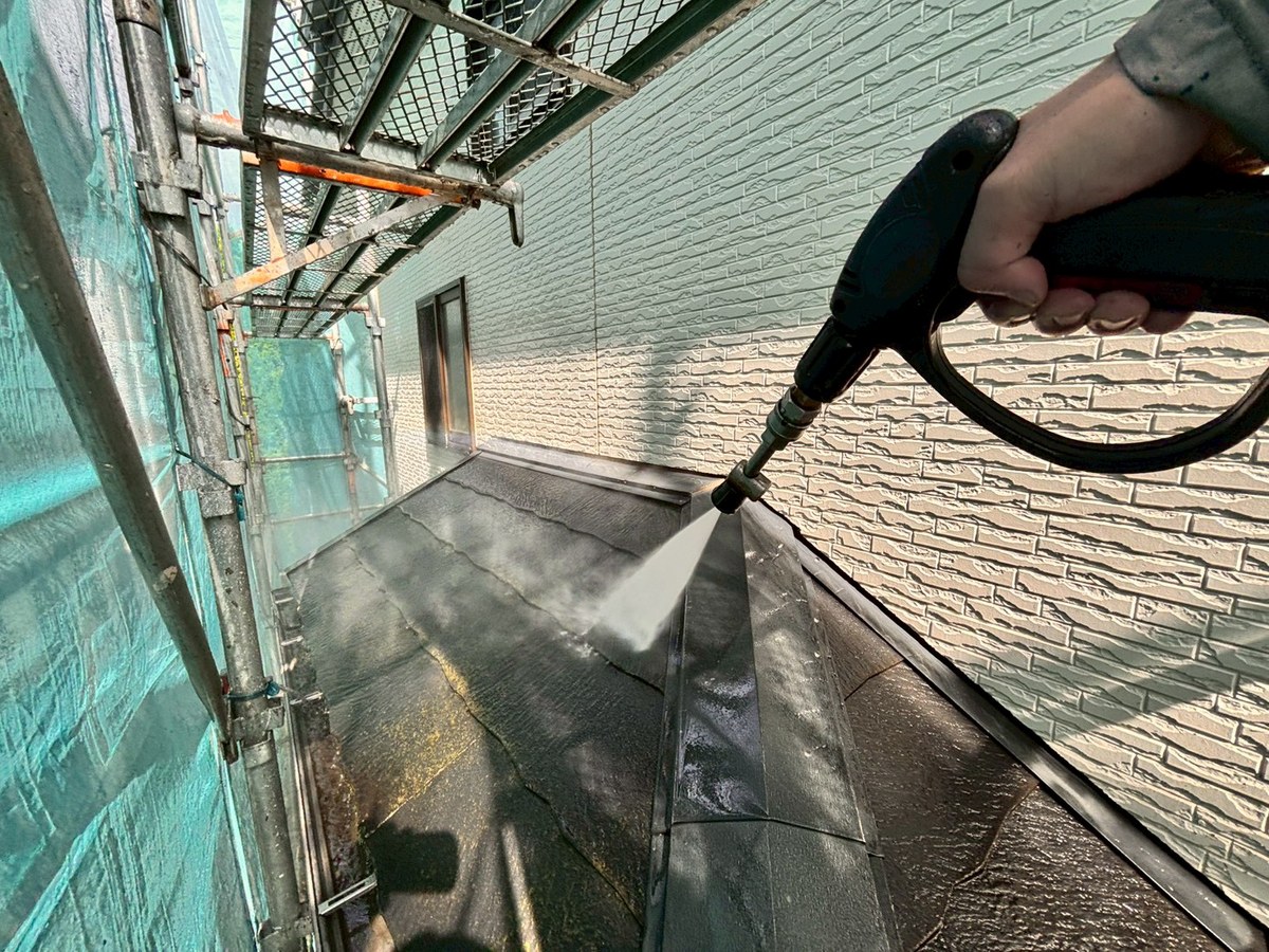高圧洗浄 / 下屋根・外壁 / 下屋根（洗浄中）