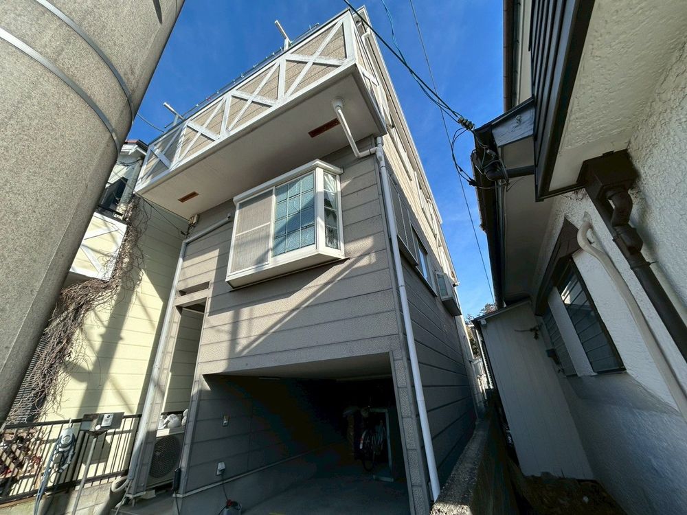 足場を組んだ外観