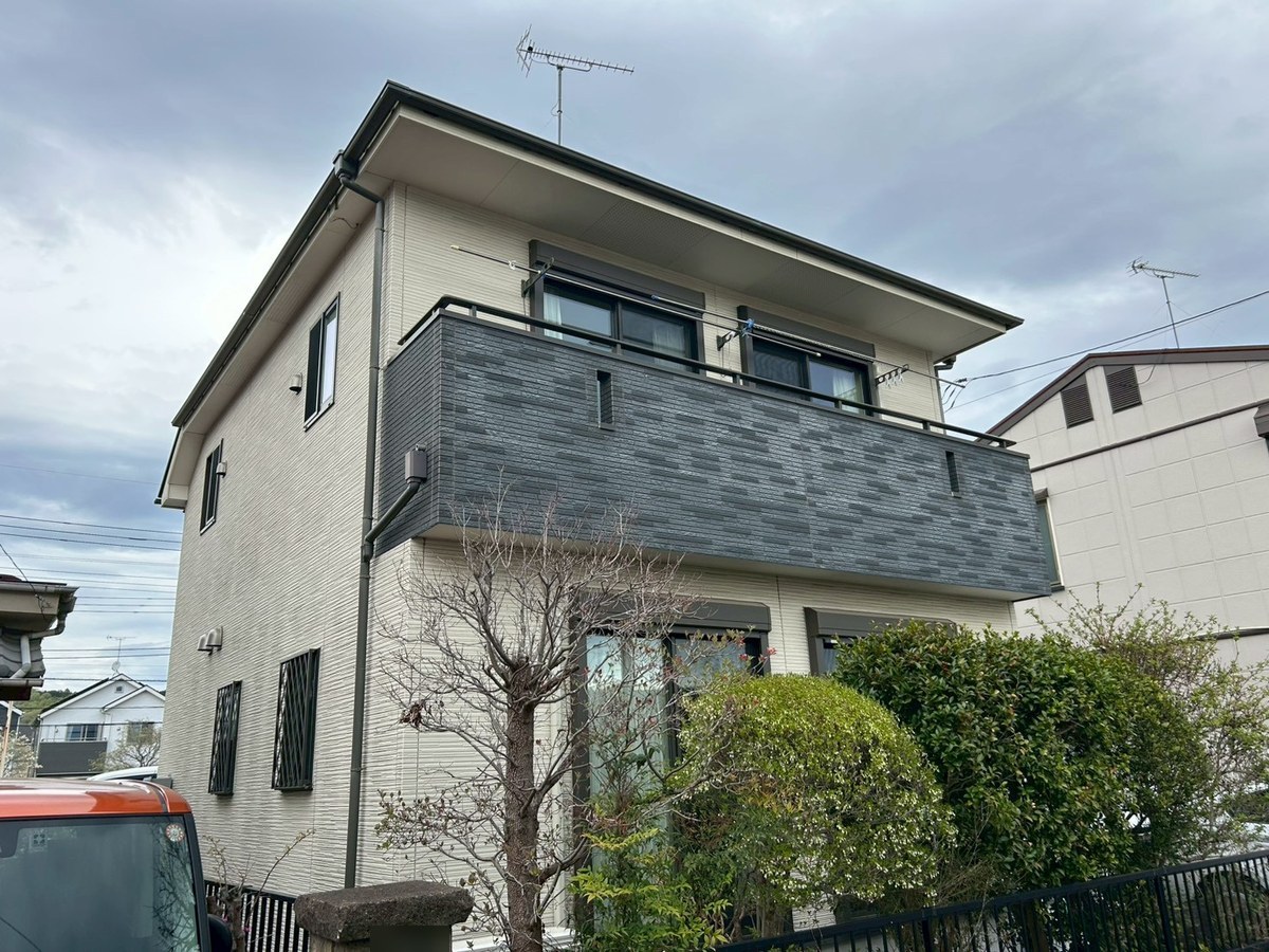 施工前の外観(バルコニー側を斜めから)