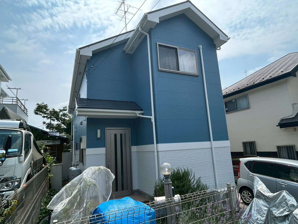 施工後の外観（玄関側）。2階は青 69-50H、1階は白 N-85