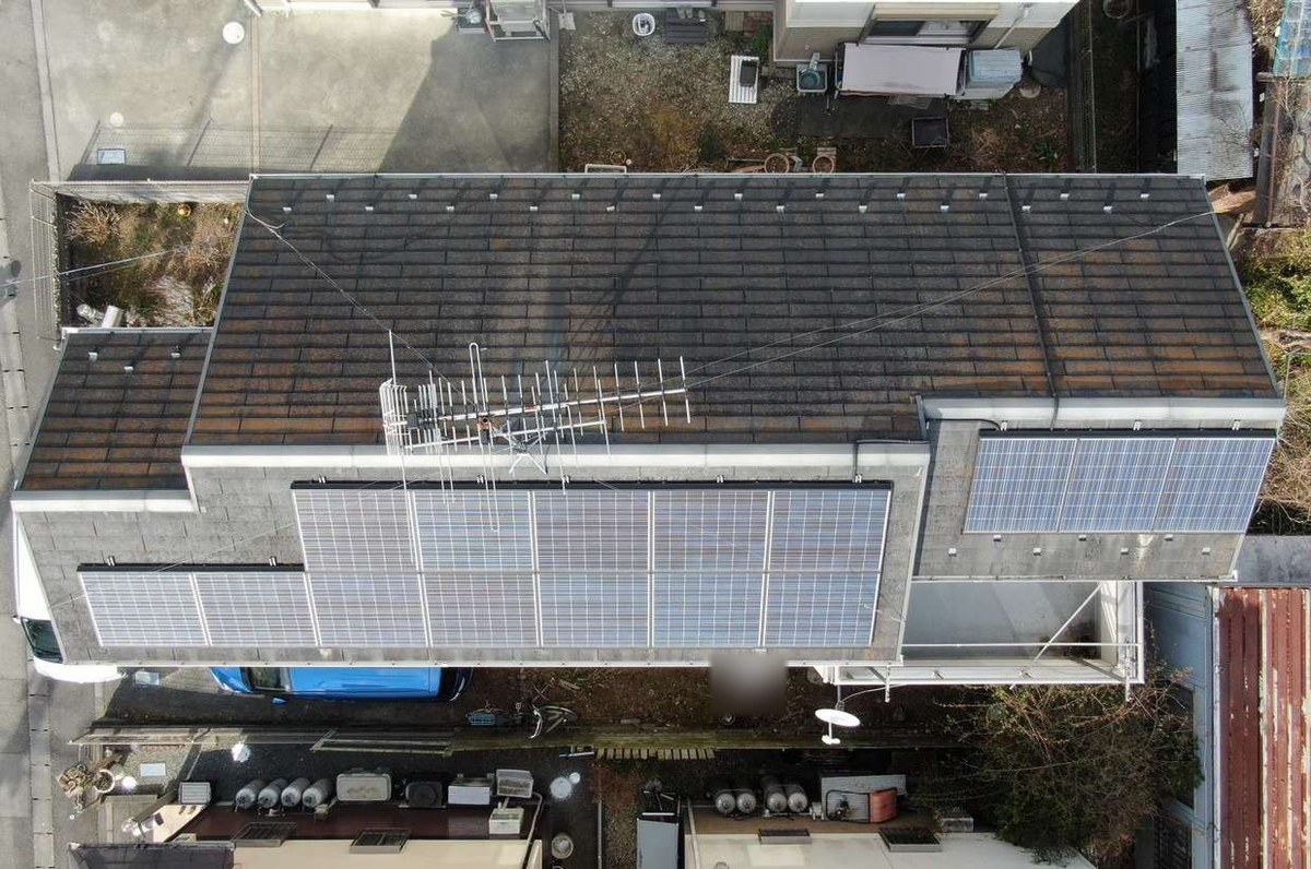 施工前の屋根（上空から）。太陽光パネルはそのまま