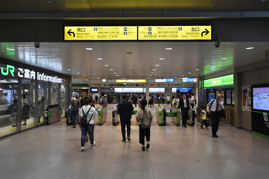 JR立川駅改札を出て南口へ向かいます。